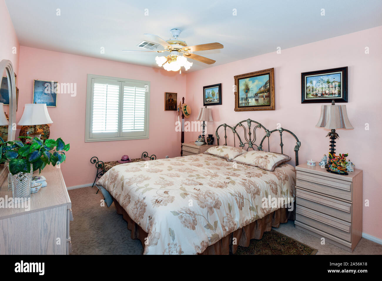 Habitación de huésped adulto rosa dormitorio Foto de stock