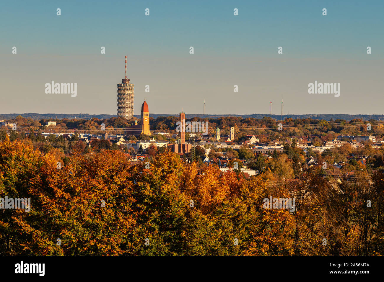 Die Skyline von Augsburg im Herbst. Zu sehen ist der Hotelturm aus Nord-Westen Foto de stock