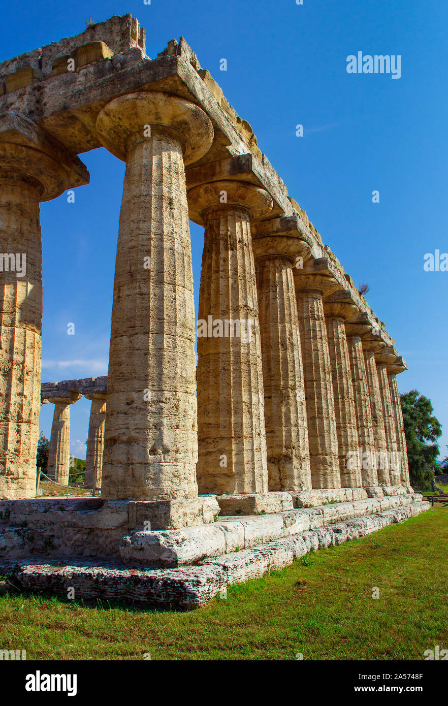 El templo griego de HERA II en el sitio arqueológico de Paestum (Poseidonia), Salerno, Campania, Italia Foto de stock