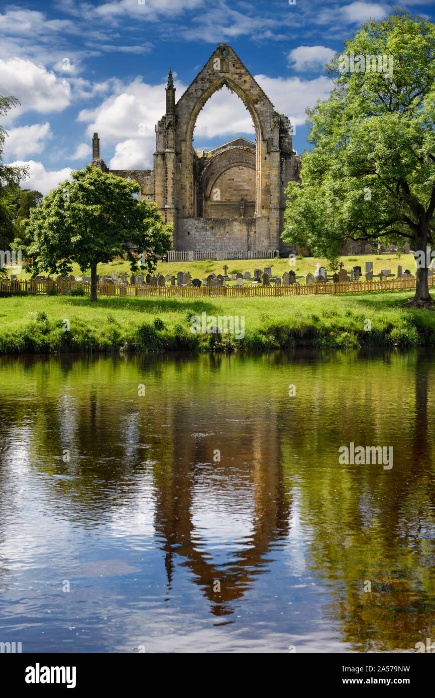 Siglo 12 agustinos, ruinas de la Iglesia Prioral de Bolton se refleja en el río Wharfe en Bolton Abbey Wharfedale North Yorkshire, Inglaterra Foto de stock