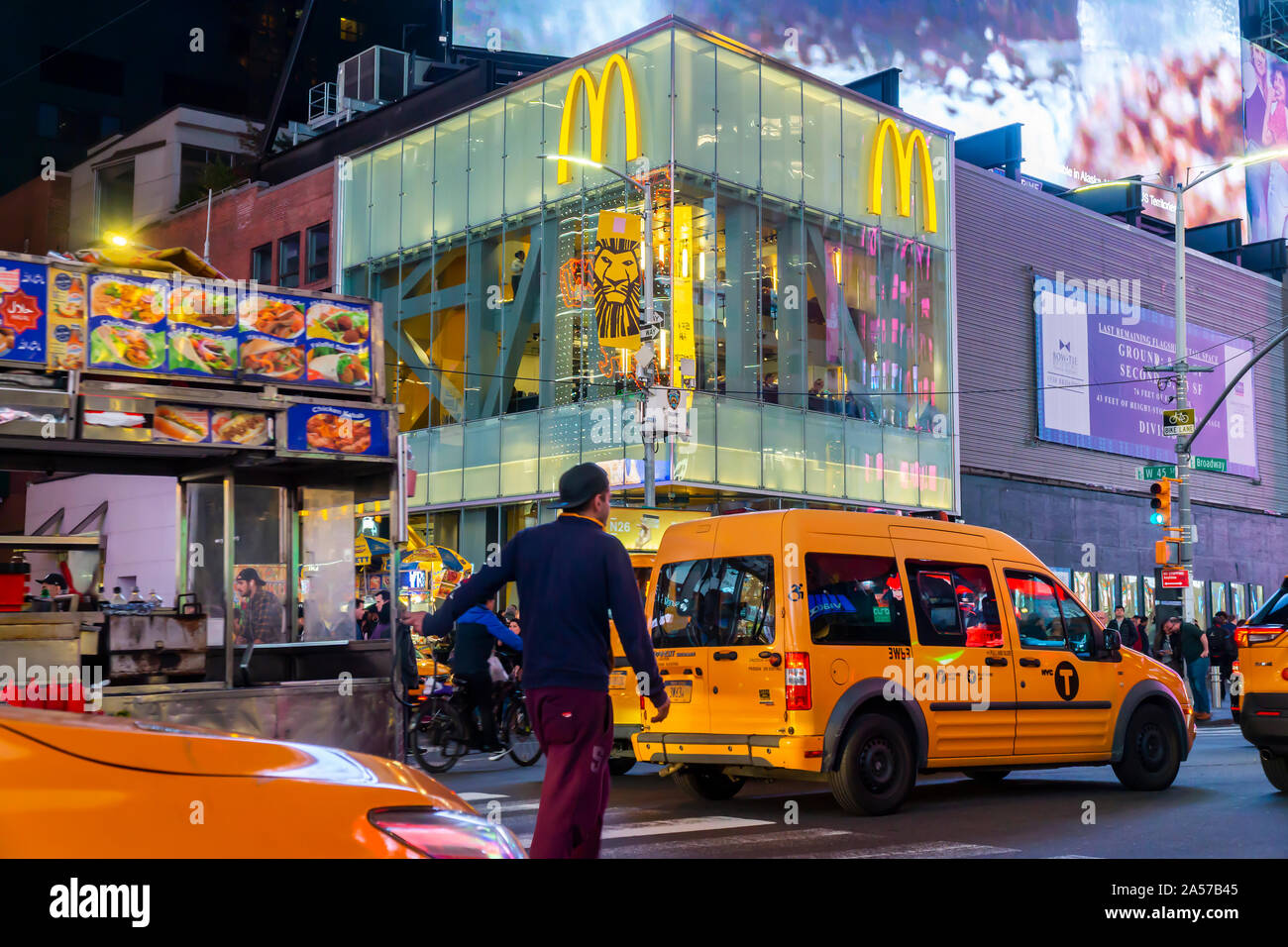 Concurrida Times Square, en Nueva York, mostrando la nueva McDonald's el martes, 8 de octubre de 2019. (© Richard B. Levine) Foto de stock