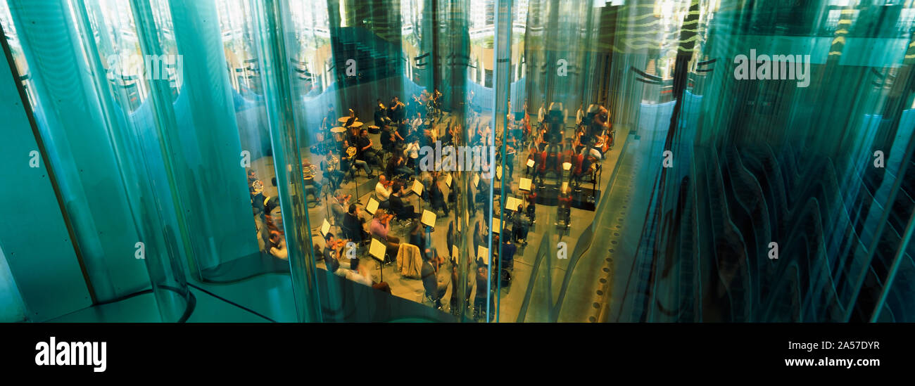 Músicos en una sala de conciertos, la Casa da Musica, Porto, Portugal Foto de stock