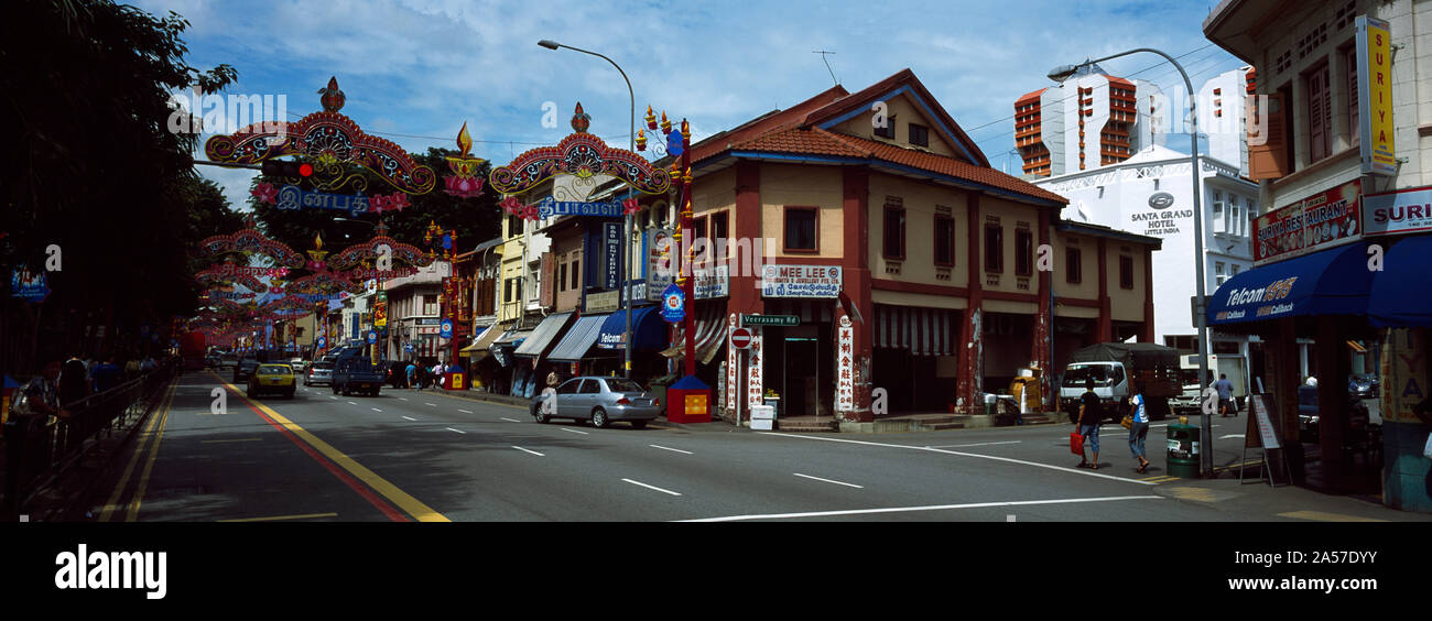 Edificios residenciales a lo largo de una calle, Little India, Singapur Foto de stock