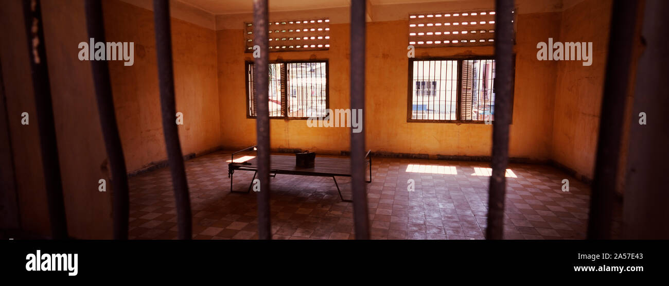 Los interiores de la celda de una prisión, S-21, en Phnom Penh, Camboya Foto de stock