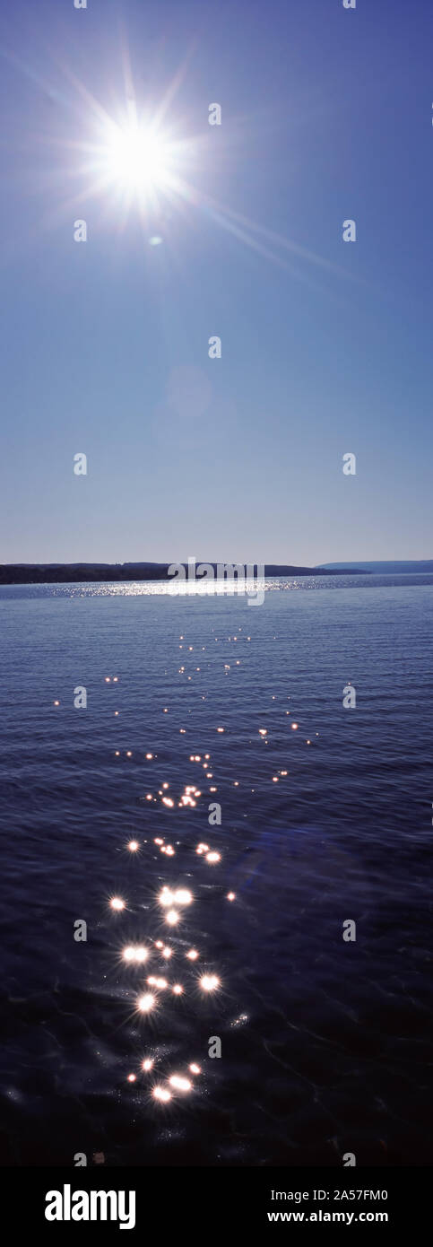 El sol brillando sobre un lago, Lago cicuta, Finger Lakes, Estado de Nueva York, EE.UU. Foto de stock
