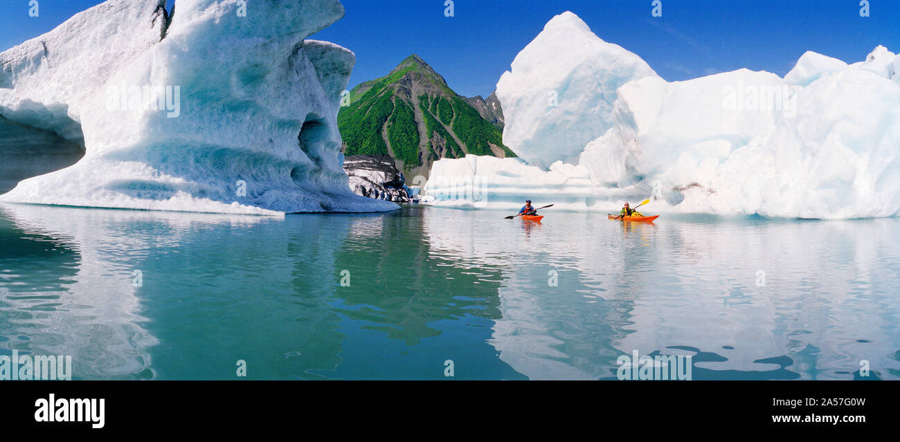 Los palistas en el lago, el oso lago glaciar, el Parque Nacional de los fiordos de Kenai, Alaska, EE.UU. Foto de stock