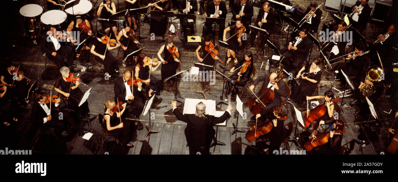 Un alto ángulo de visualización de la orquesta en el escenario, la Universidad de Hawaii, Hilo, Hawaii, EE.UU. Foto de stock