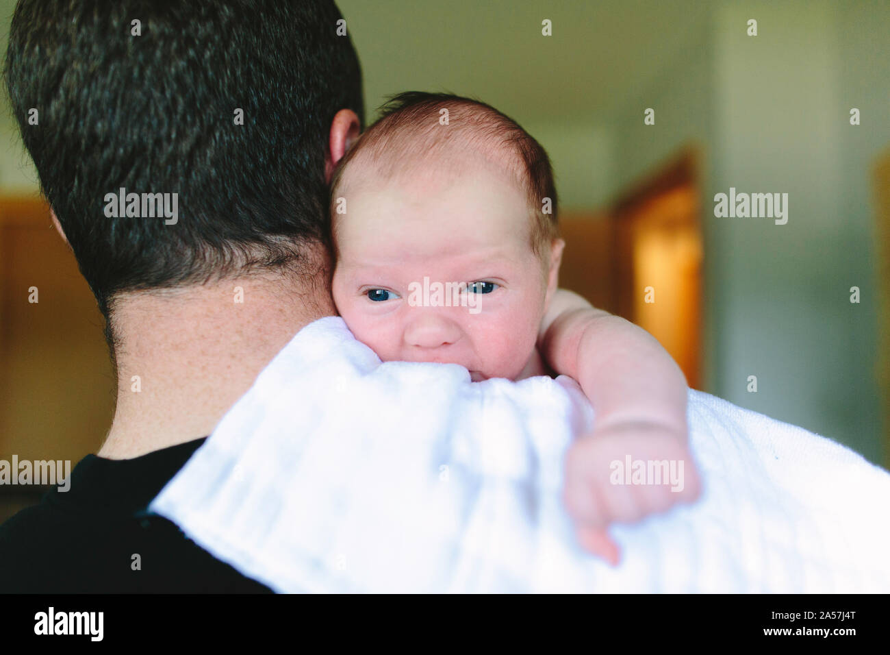 A través de la debería ver de una primera vez papá sosteniendo a su bebé recién nacido Foto de stock