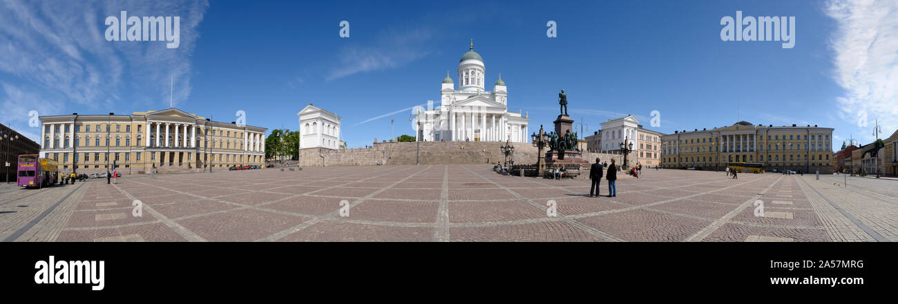 Estatua del zar Alejandro II en una plaza de la ciudad, la Iglesia de San Nicolás, la Catedral de Helsinki, la Plaza del Senado, Helsinki, Finlandia Foto de stock