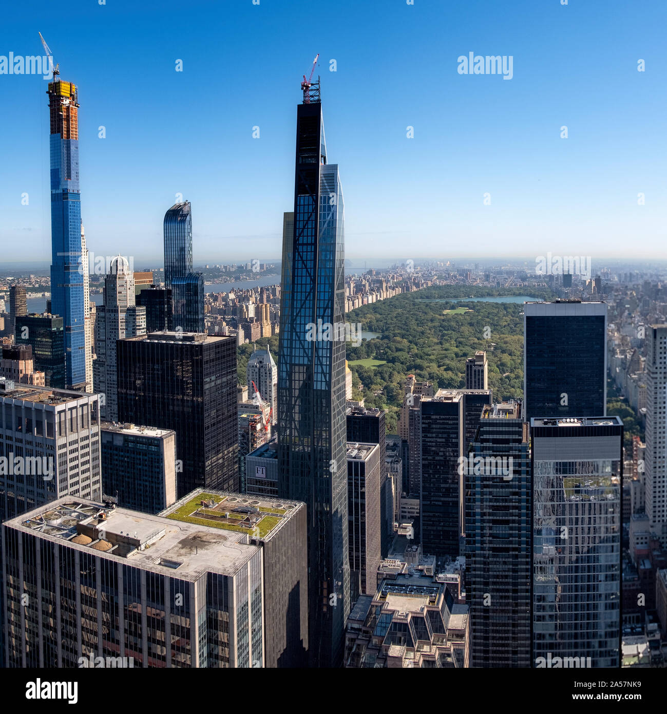 Rascacielos de Manhattan y Central Park en un soleado día luminoso, Nueva York, EE.UU. Foto de stock