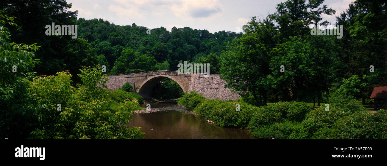 Puente en arco a través de Casselman River, Casselman Bridge, Casselman River Bridge State Park, Garrett County, Maryland, EE.UU. Foto de stock
