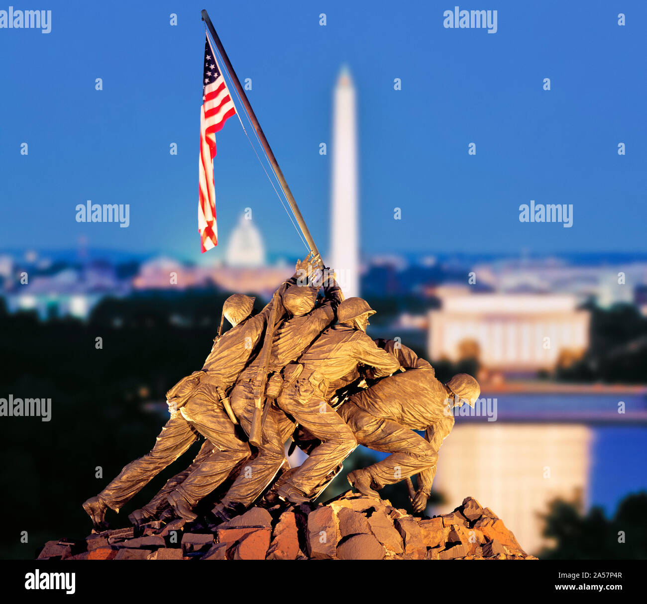 Compuesta Digital, el Memorial Iwo Jima con el Monumento a Washington, en el fondo, el Cementerio Nacional de Arlington, Arlington, Virginia, EE.UU. Foto de stock