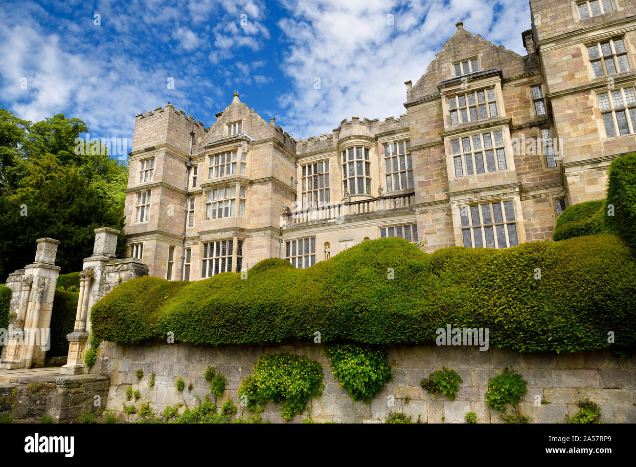 Fountains Hall Country House casa estilo prodigy en fachada con balcón y puerta en Studley Royal Park cerca de Fountains Abbey North Yorkshire, Inglaterra Foto de stock