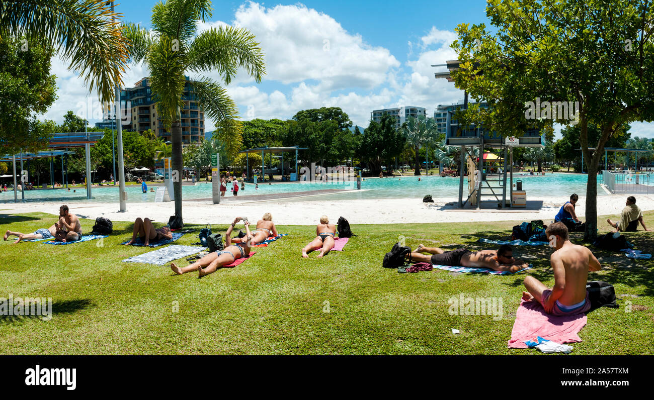 Bañistas en la piscina municipal en The Esplanade, Cairns, Queensland, Australia Foto de stock