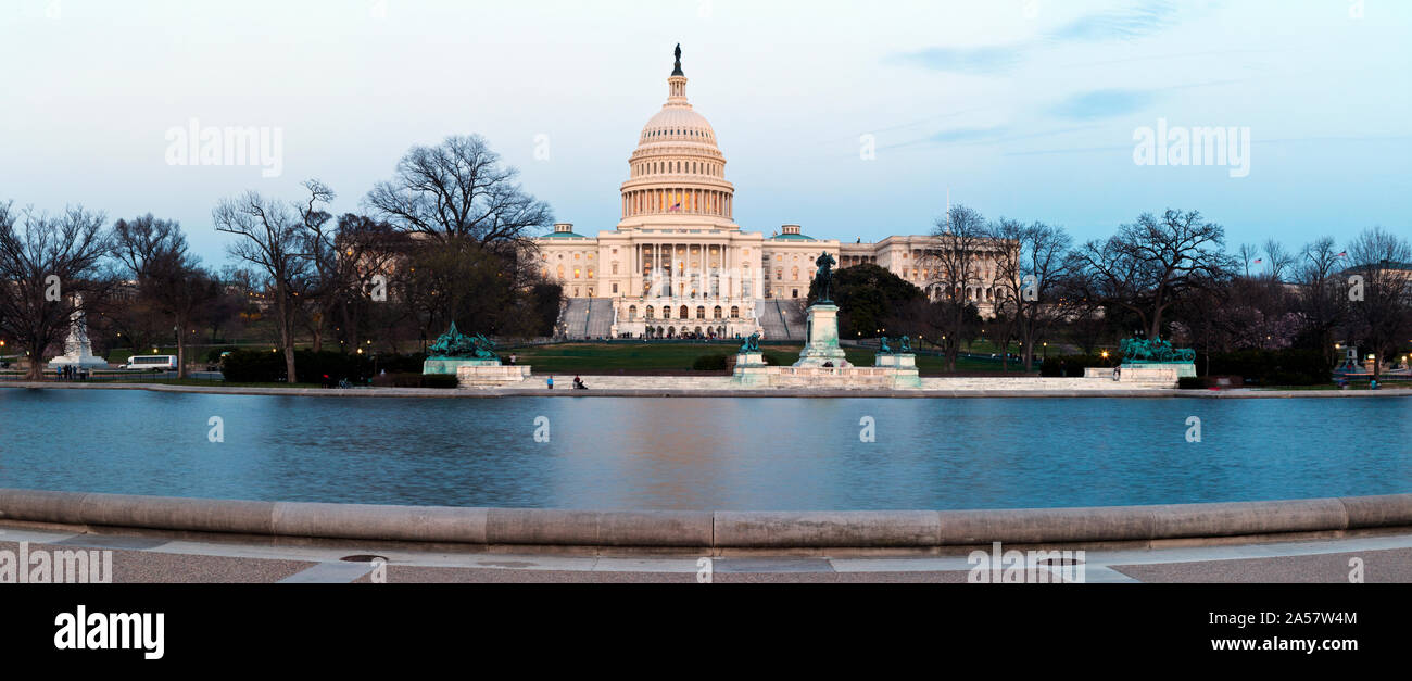 Edificio gubernamental al anochecer, el Capitolio, el National Mall, en Washington DC, EE.UU. Foto de stock
