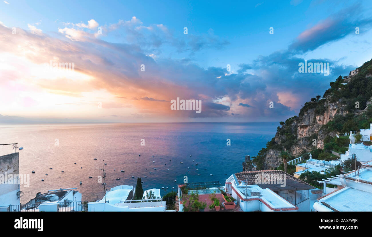 Los edificios en la costanera, Positano, Amalfi, provincia de Salerno, Región de Campania, Italia Foto de stock
