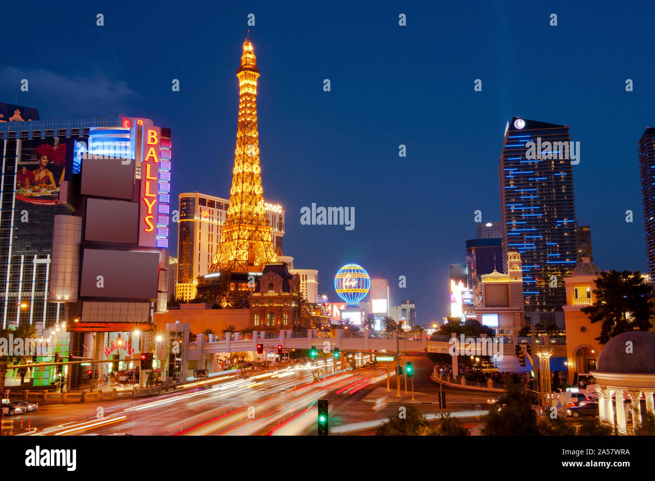 A lo largo de los casinos de Las Vegas Boulevard, en la noche, Las Vegas, Nevada, EE.UU. Foto de stock