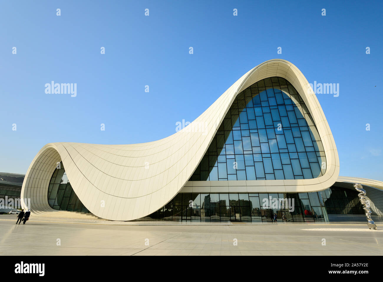 Centro Cultural Heydar Aliyev Iraqi British diseñado por el arquitecto Zaha Hadid Una