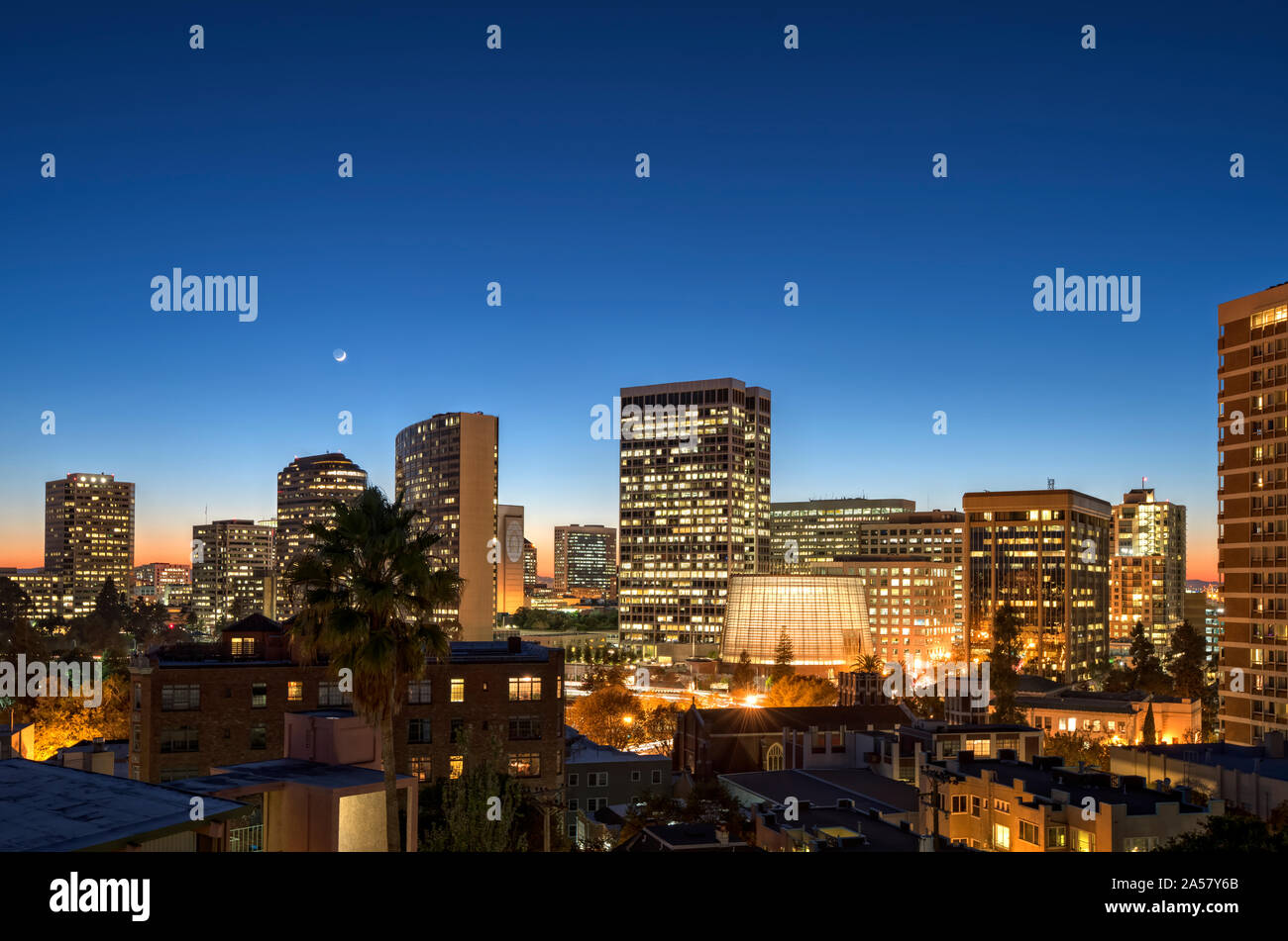 Skyline al atardecer, Oakland, del Condado de Alameda, California, EE.UU. Foto de stock