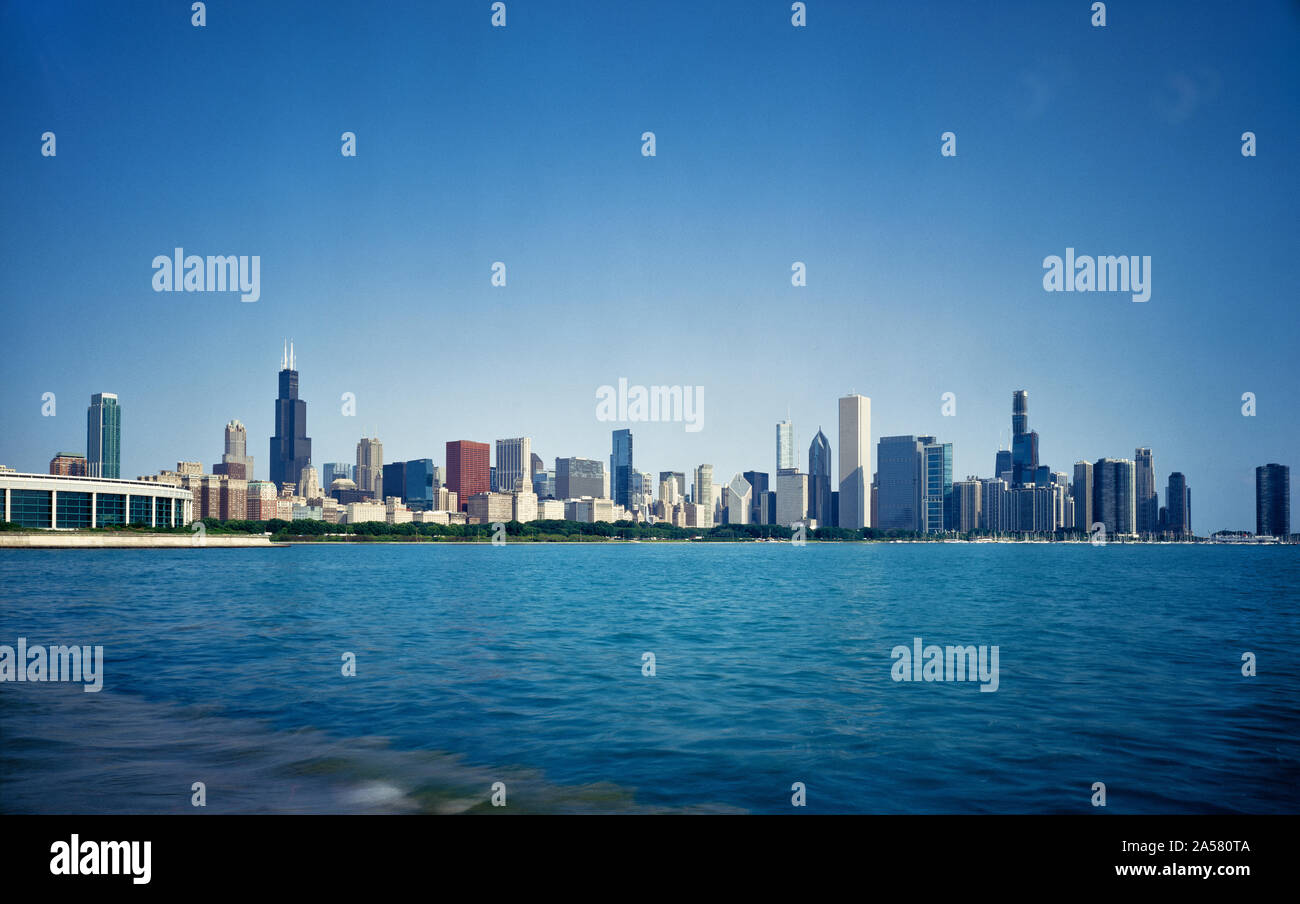 Ciudad contra el cielo claro, Chicago, Illinois, EE.UU. Foto de stock
