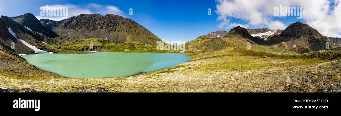 Paisaje con el lago y las montañas de cristal, Crow Pass, el Bosque Nacional de Chugach, Alaska, EE.UU. Foto de stock