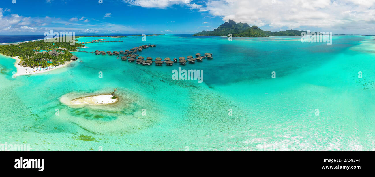 El paisaje tropical con bungalows de complejo turístico en el mar, Bora Bora, Islas Sociedad, Polinesia Francesa Foto de stock