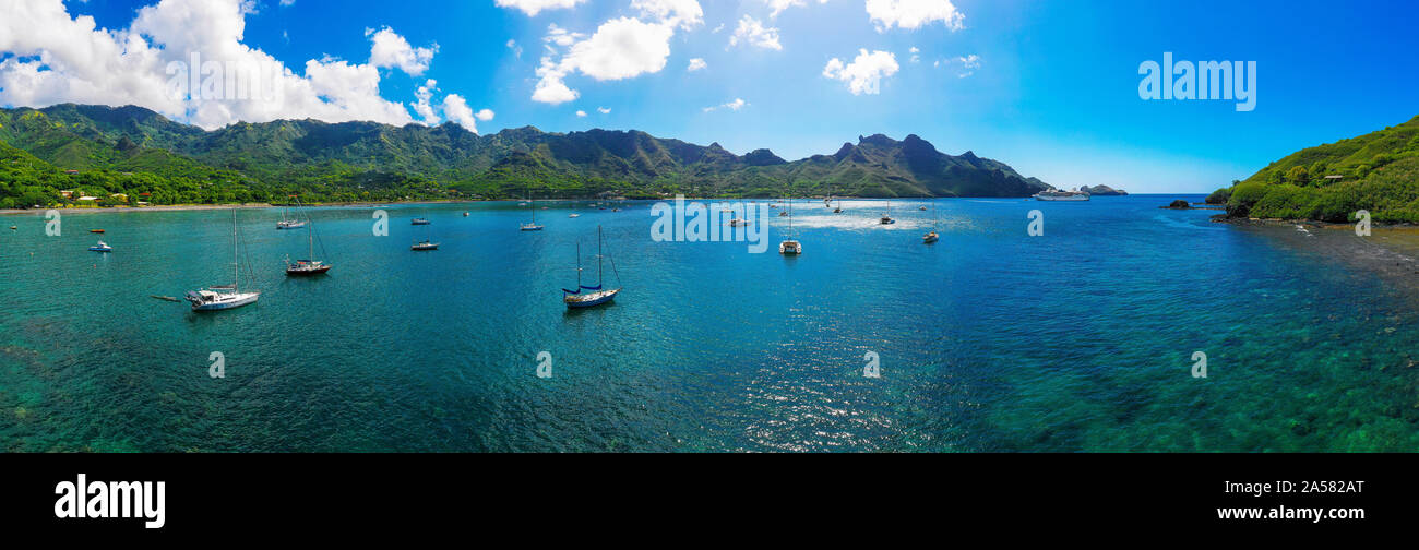 Paisaje con veleros anclados en la Bahía de Taiohae, Nuku Hiva, las Islas Marquesas, en la Polinesia Francesa Foto de stock
