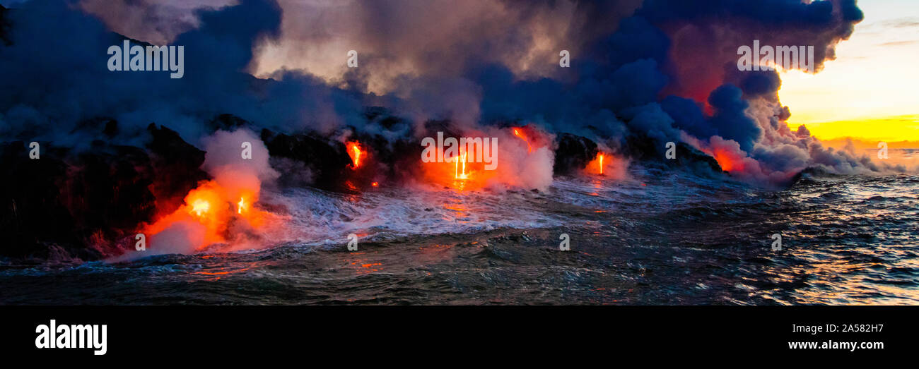 El fuego y el humo en el Kilauea Volcán, Parque Nacional de Los Volcanes de Hawaii, Las Islas de Hawaii, EE.UU. Foto de stock