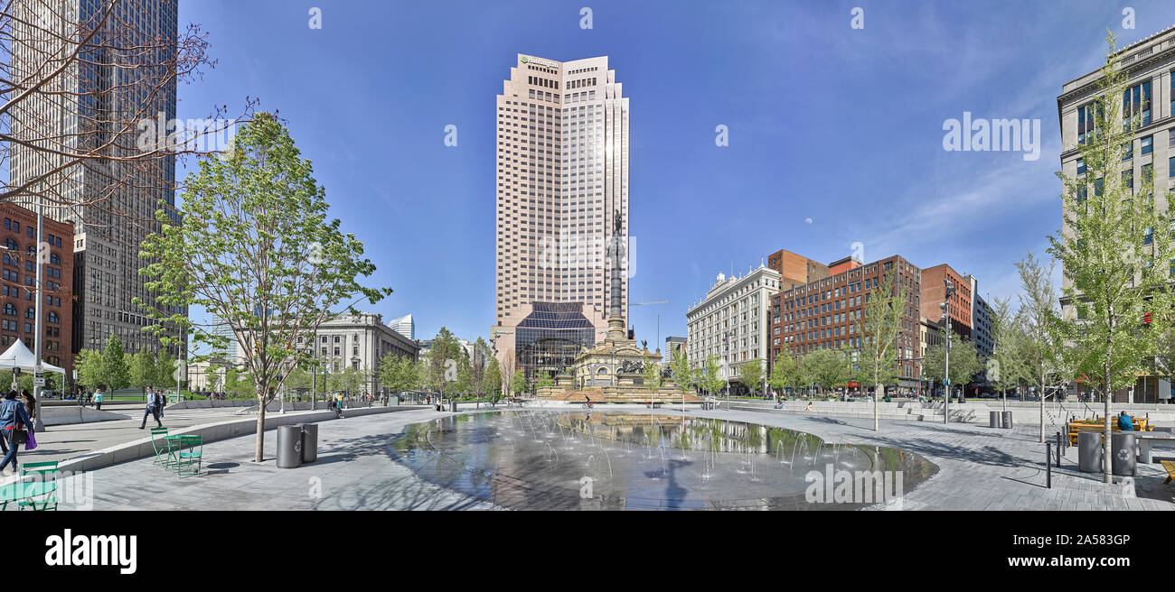 Ciudad con rascacielos y plaza pública, Cleveland, Ohio, EE.UU. Foto de stock