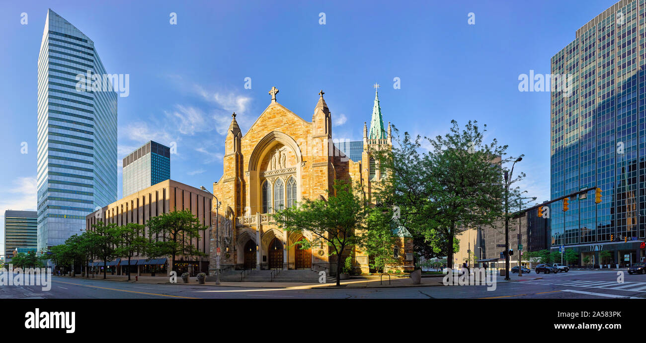 Paisaje urbano con la Avenida Superior y la Catedral de San Juan el Evangelista, Cleveland, Ohio, EE.UU. Foto de stock