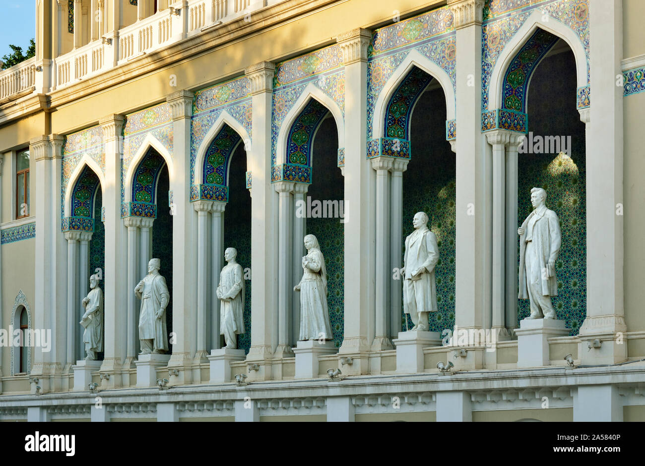 El Museo de Literatura de Azerbaiyán Nizami en Bakú, nombrado después de la gran epopeya romántica poeta Nizami Ganjavi. Las estatuas son de famosos wr azerbaiyana Foto de stock