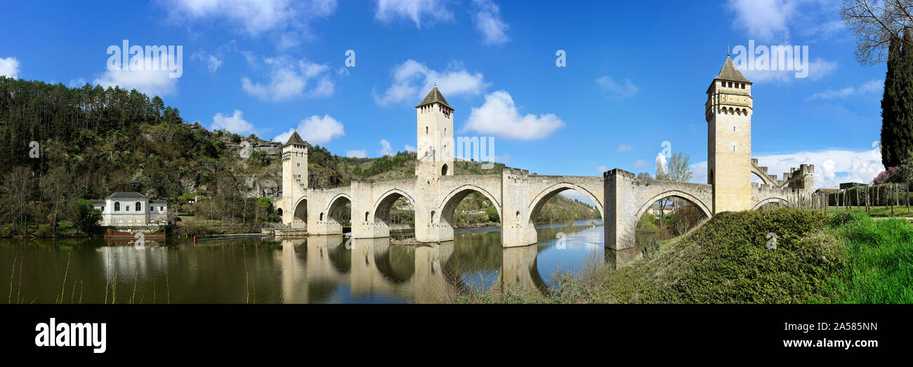 Pont Valentre puente de arco con torres sobre el río Lot, Cahors, Lot, Midi-Pyrénées, Francia Foto de stock