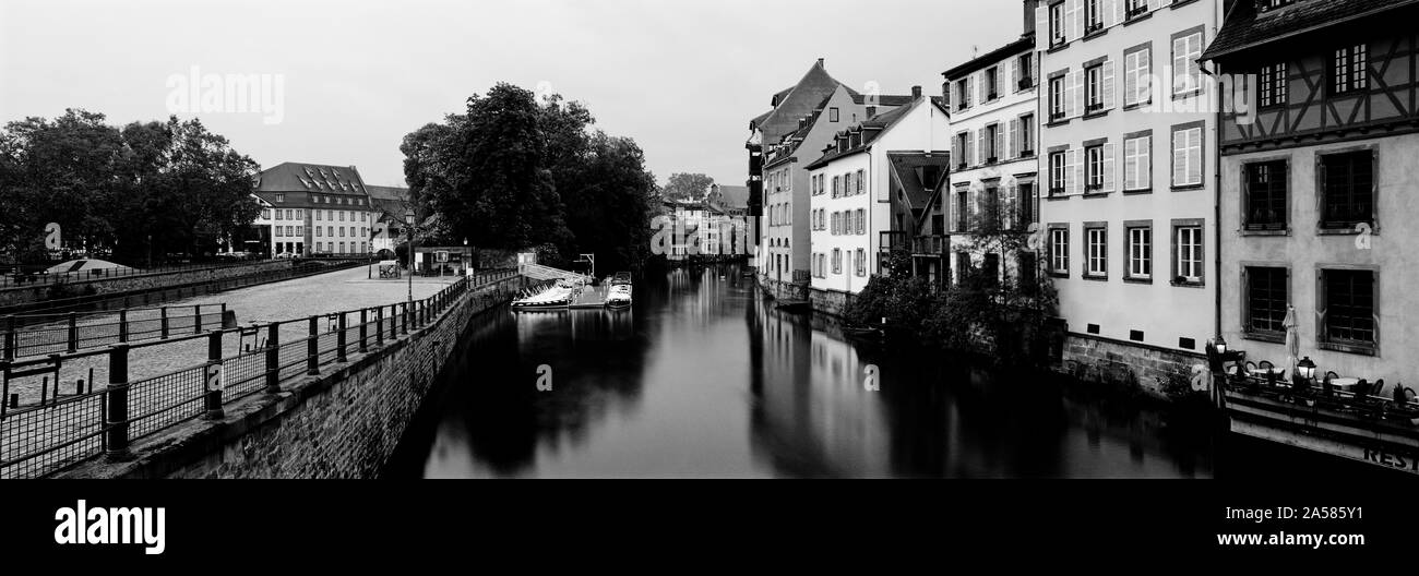 Distrito de Petite France y río Ill en zona del casco antiguo de Estrasburgo, Bas-Rhin, Francia Foto de stock