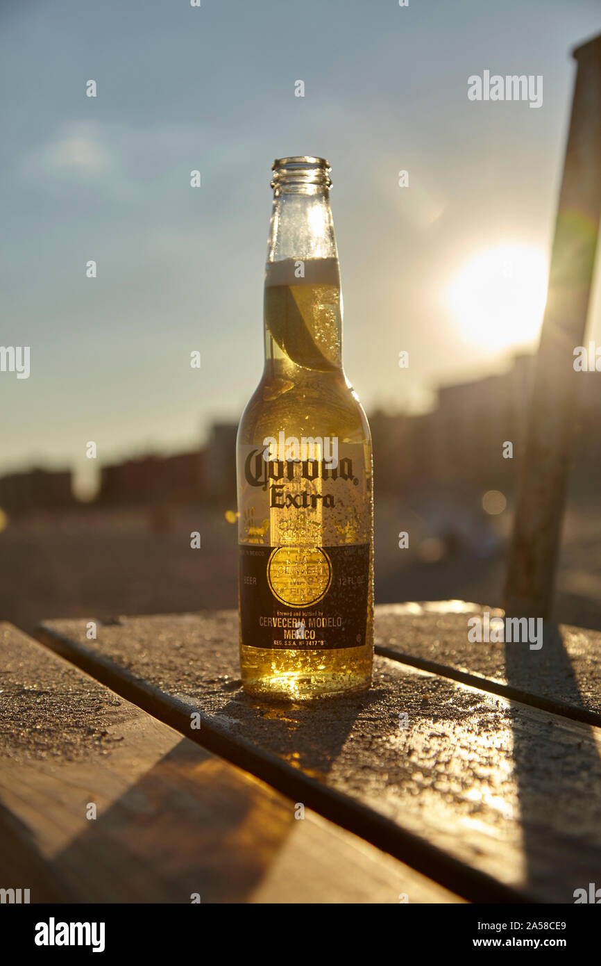 Cerveza Corona en la playa Fotografía de stock - Alamy