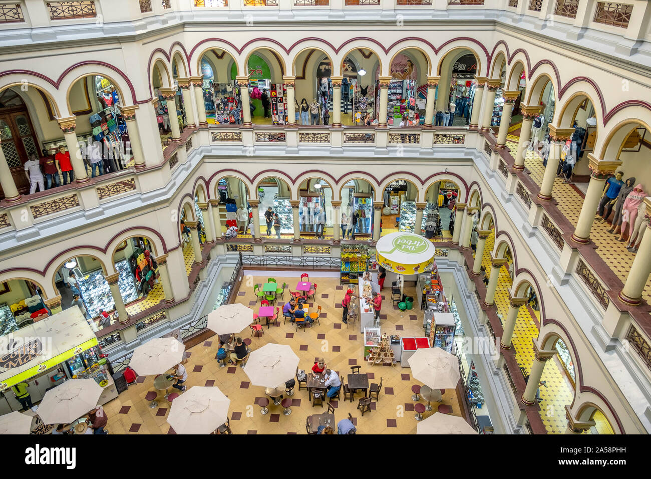 Palacio Nacional Mall, el Centro Comercial Palacio Nacional, compras, interior, Medellín, Colombia Foto de stock