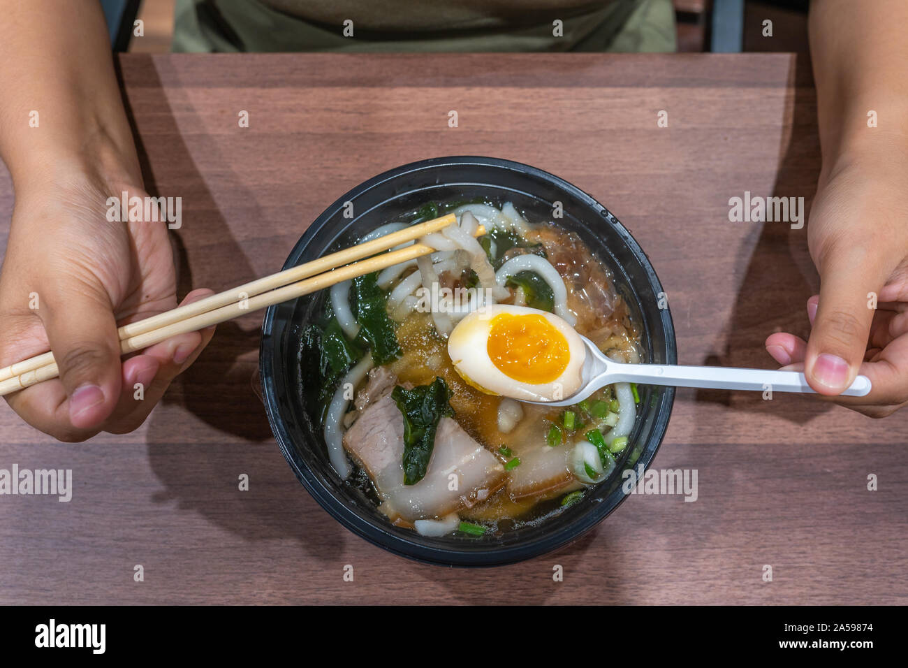 Derechos usando palillos chinos mientras comen sopa de fideos udon japonés  Fotografía de stock - Alamy