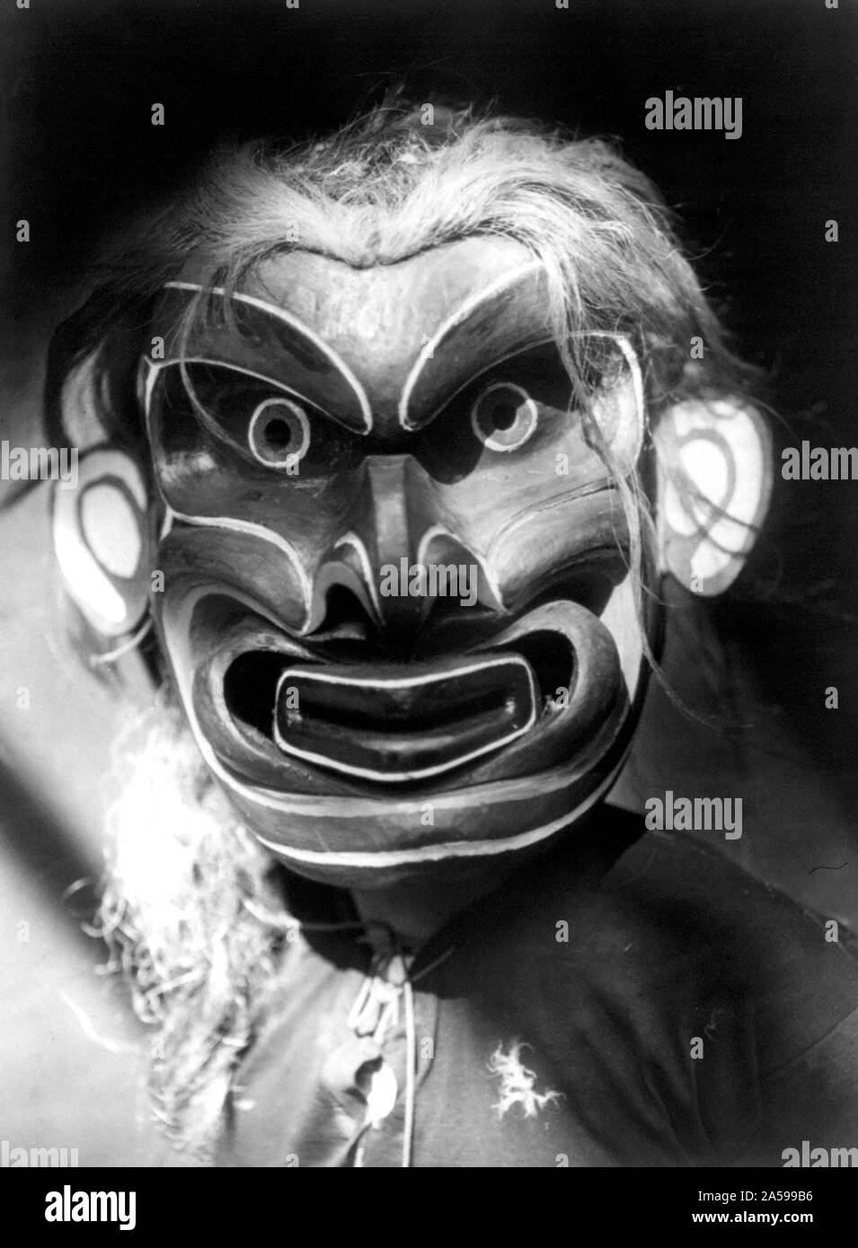 Edward S. Curits Indios Nativos Americanos - Kwakiutl persona vestida de criatura mítica Pgwis máscara (el hombre del mar) ca. 1914 Foto de stock