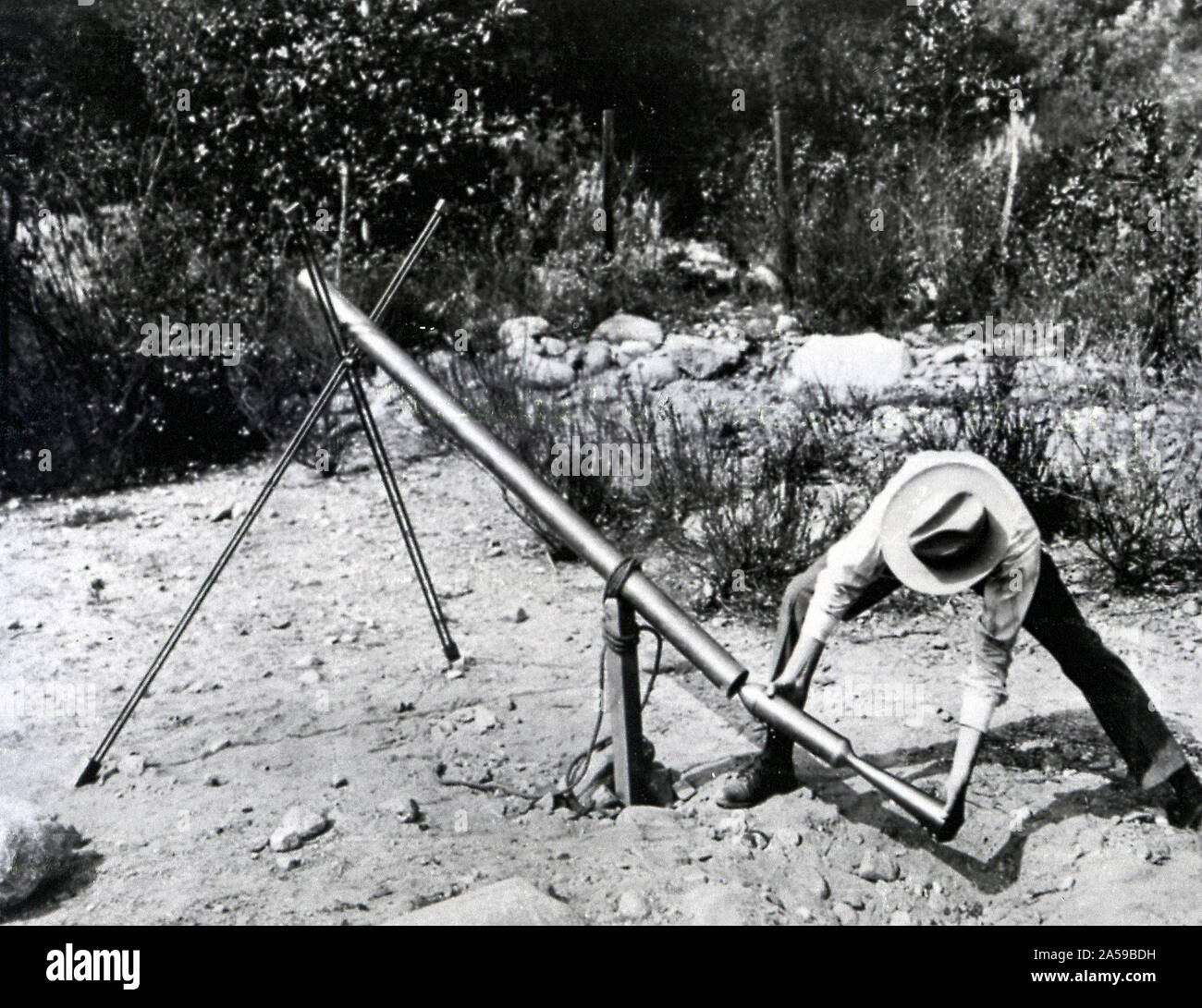 El Doctor Robert Goddard,-H cargar una versión 1918 del "Bazooka" de la II Guerra Mundial en el Monte Wilson, California OBS. Foto de stock