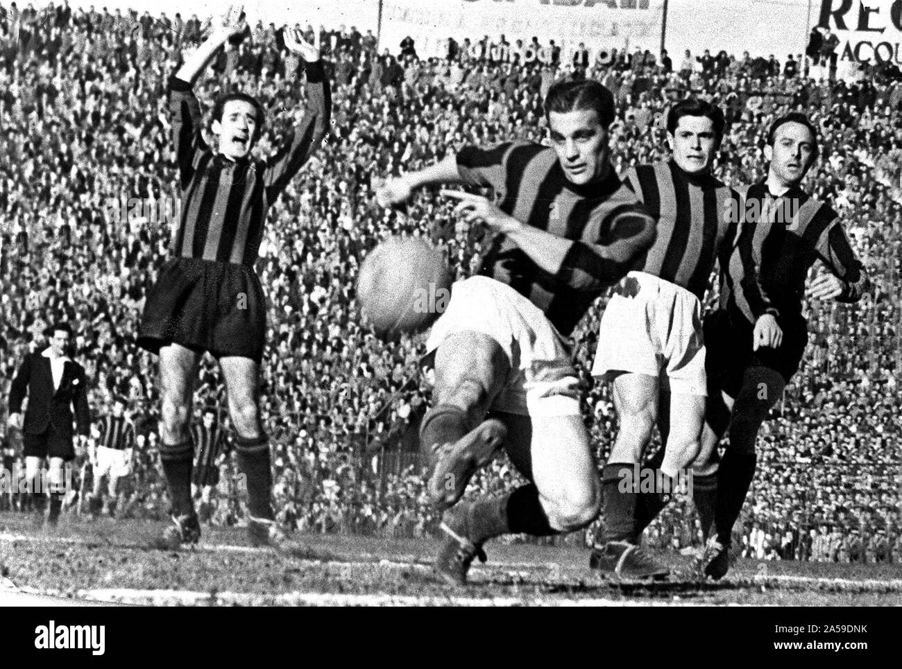 De Milán, del estadio de San Siro, el 25 de marzo de 1951. Gunnar Nordahl Rossonero (centro) marcó el gol decisivo en el derbi de Milán entre Inter y Milán (0-1), válido para la 29ª jornada de la Serie A italiana de 1950- 51. Foto de stock