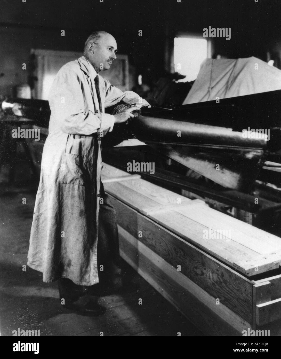 Robert Goddard con cohetes en su taller en Roswell, NM. De octubre de 1935. Foto de stock