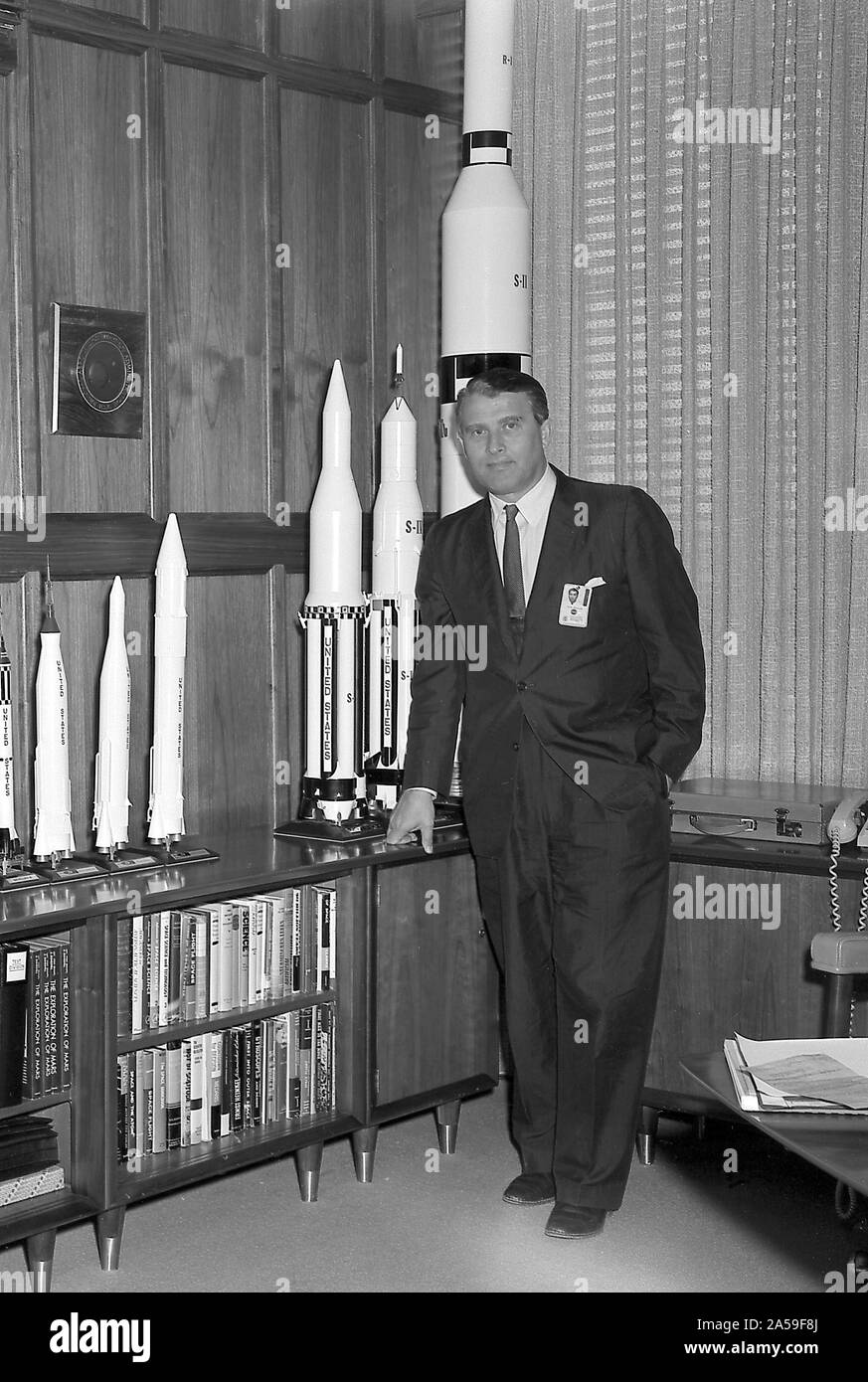 El Dr. von Braun en su oficina con modelos de cohetes, 20 de abril de 1962. Foto de stock