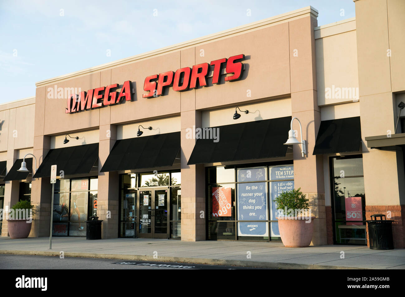 Un logotipo cartel fuera de una tienda de deportes Omega ubicación en Wilson, Carolina del Norte el 14 de septiembre de 2019. Foto de stock