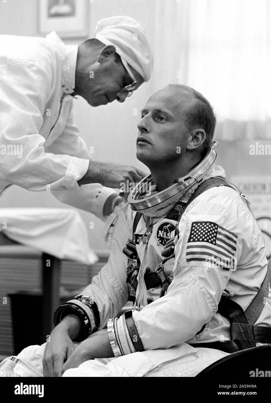 (12 Septiembre 1966) --- El astronauta Charles Conrad Jr., piloto de mando de los Géminis-11 vuelos espaciales, sufre satisfaciendo las operaciones en el complejo de lanzamiento 16 traje de remolque durante el Gemini-11 prelaunch cuenta regresiva. Foto de stock