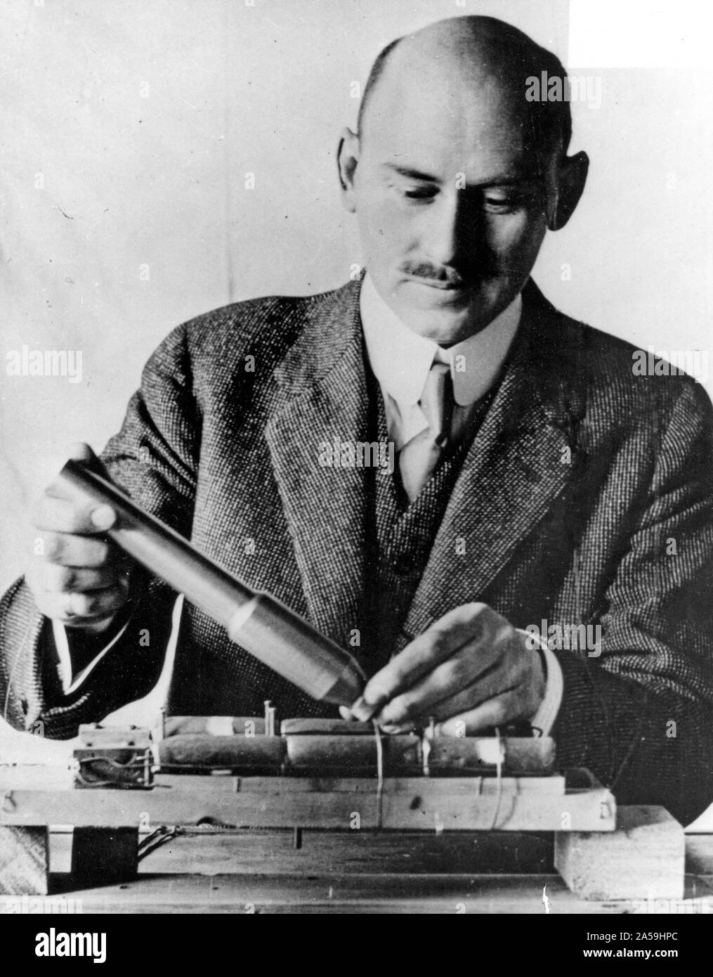El Dr. Robert Hutchings Goddard (1882-1945). Dr. Goddard ha sido reconocido como el padre de la Americana de los cohetes y como uno de los pioneros en la exploración del espacio teórico. Foto de stock