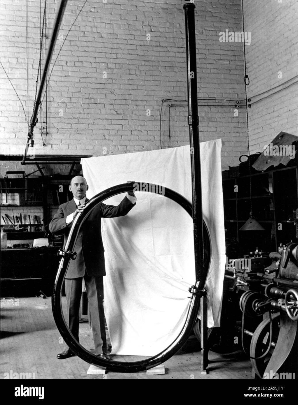 Robert H. Goddard con tubo de vacío aparato que fue construida en 1916 para investigar la eficacia de cohetes. Foto de stock