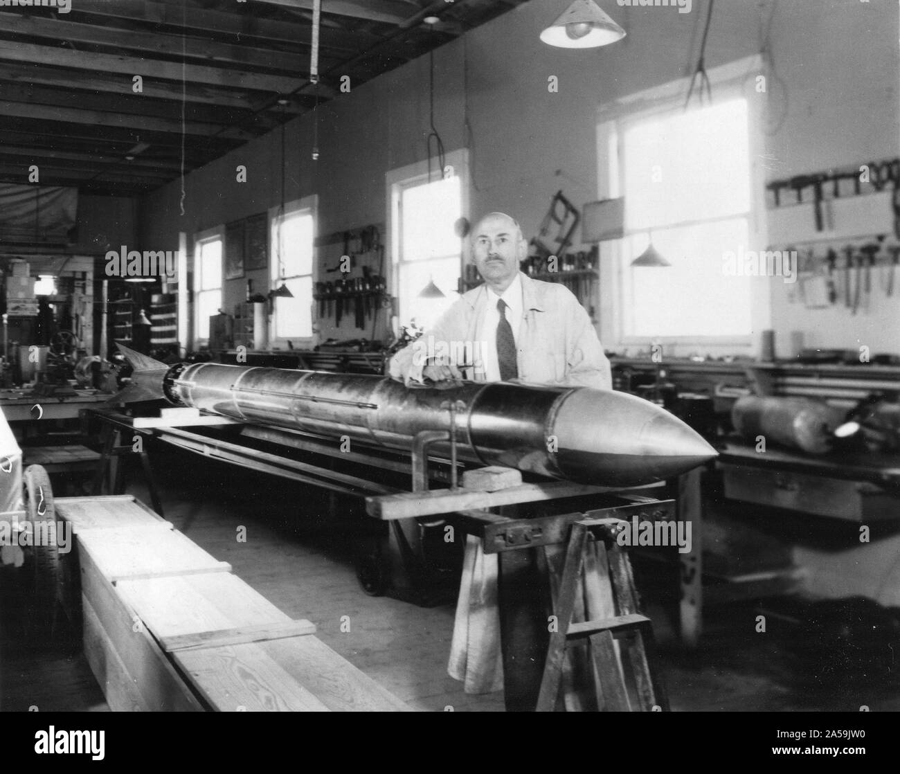 Goddard con su cohete en su taller en Roswell, NM. De octubre de 1935. Foto de stock