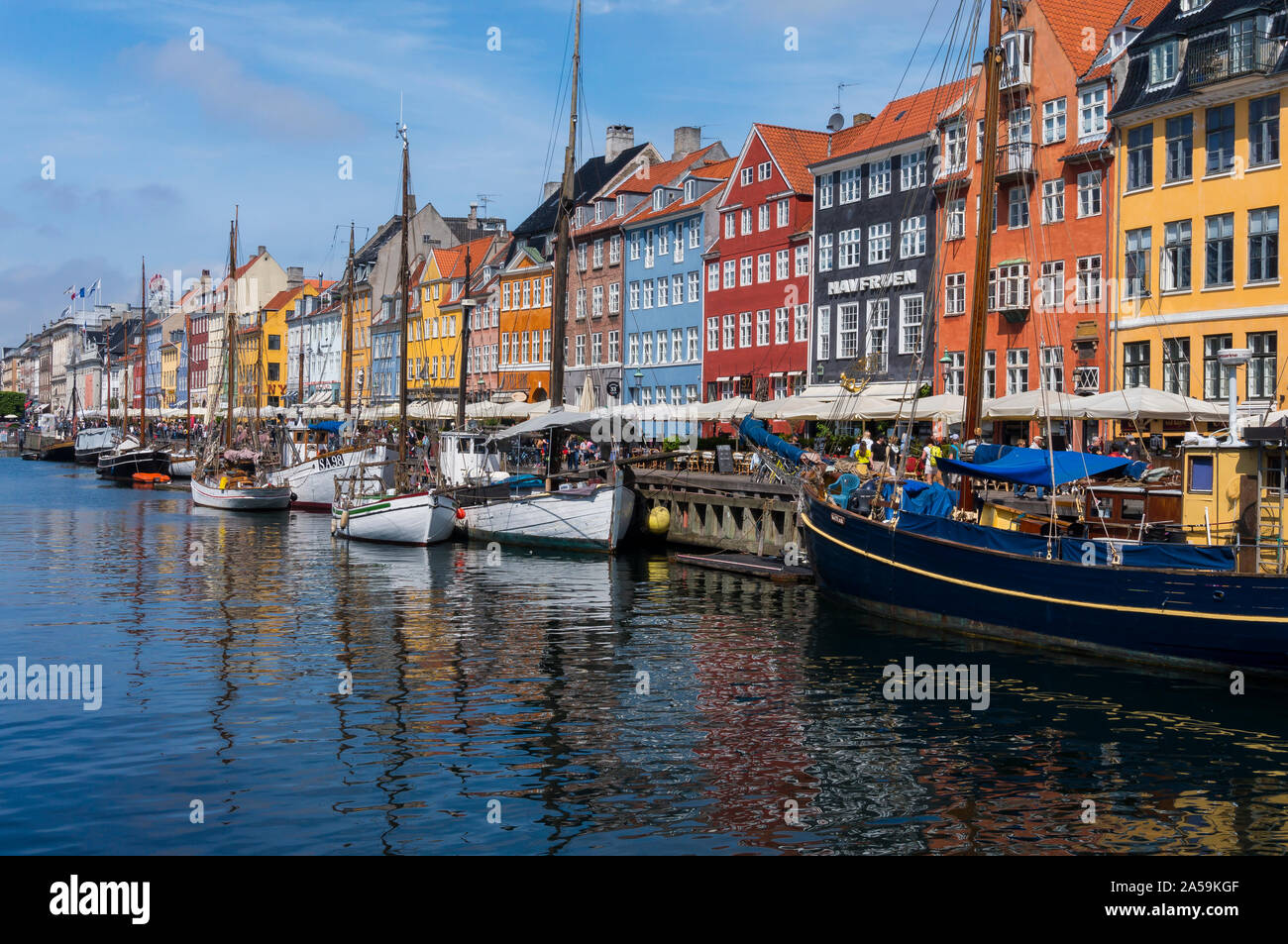 Vista del viejo puerto Nyhavn en el centro de Copenhague, Dinamarca. Disfrute de la bella Copenhague a través de los canales históricos de la ciudad Foto de stock