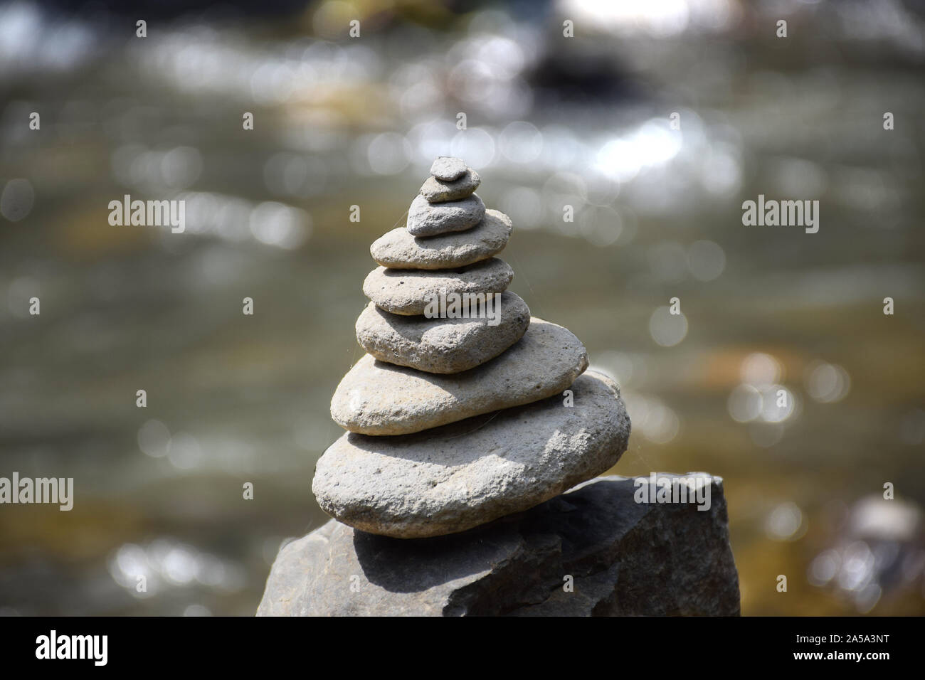 Pila de perfectamente equilibrado, piedras redondas. Simbolizando Zen: una centrada, tranquila y pacífica mente. Rodada en la isla de Bali - Indonesia Foto de stock