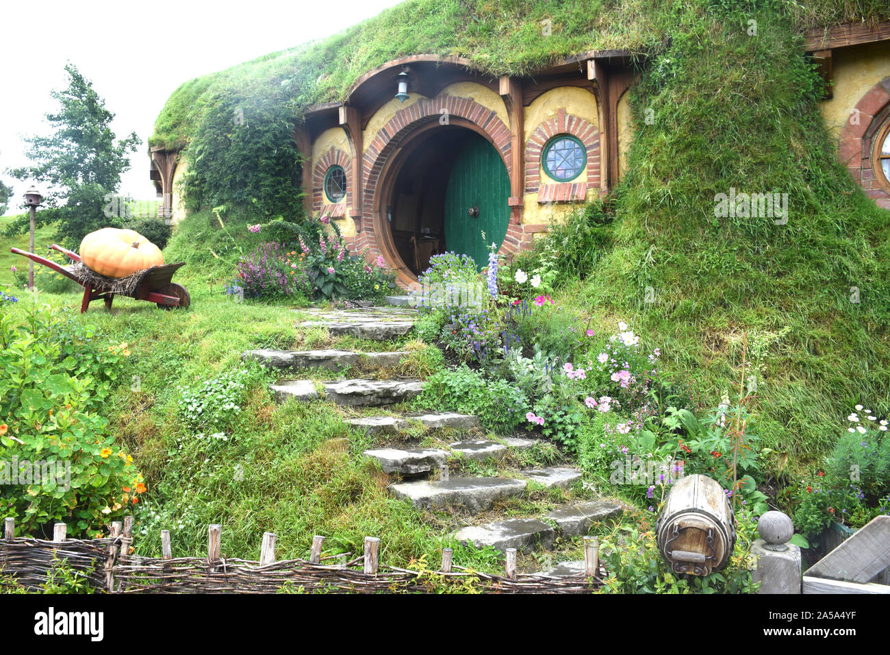 El Hobbit-casa de Frodo en la comarca, en el famoso lugar llamado Hobbiton:  la película original de "El Señor de los Anillos' y 'El Hobbit-trilogías'  Fotografía de stock - Alamy