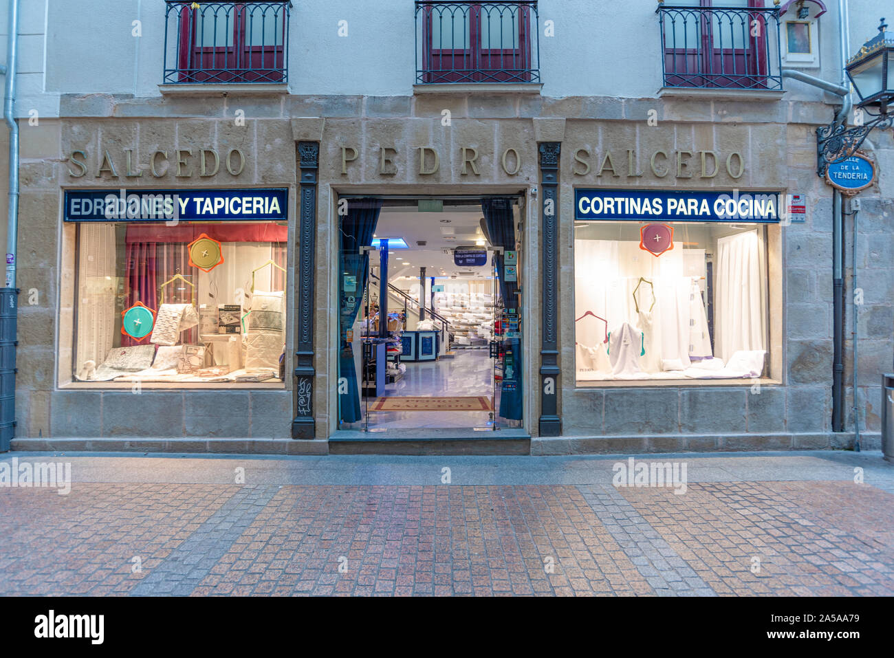 Bilbao, España - 16 de septiembre de 2019. La fachada de la tienda textil  Pedro Salcedo Dendarikale Dilua en la calle Fotografía de stock - Alamy